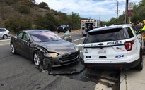 Húc đuôi SUV của cảnh sát, tài xế đổ lỗi tại xe
