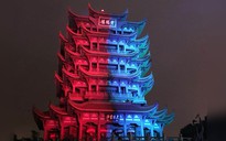 Hoàng Hạc Lâu được 'nhuộm' 2 màu xanh đỏ ủng hộ giải đấu CKTG 2017