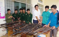 Đồng bào vùng cao Thừa Thiên - Huế giao nộp súng