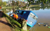 Ô tô 29 chỗ mất lái, bay xuống hồ Xuân Hương