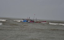 Cứu 3 ngư dân bị chìm tàu ở cửa biển Khánh Hội