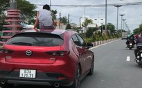 Tiền Giang: Phạt nữ tài xế lái ô tô để bé trai ngồi trên mui xe