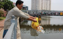 Dân Sài Gòn ném cả bàn thờ để tiễn ông Táo về trời