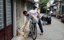 Mẹ con 've chai' bới từng thùng rác hạnh phúc với những huy chương học giỏi