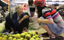 Cụ bà bán trái cây trước Vincom và sự thơm thảo của người Sài Gòn