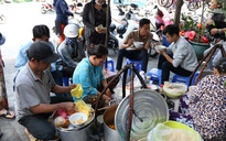 Giữa trưa, người Sài Gòn xì xụp bánh canh vỉa hè chỉ bán giờ ‘thiêng’