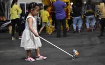 Trẻ em Sài Gòn thích thú rước lồng đèn trung thu tái chế từ lon sữa bò