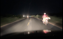Cảm động bác tài miền Tây rọi đèn suốt 60km cho xe máy đi đoạn đường xấu