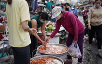 23 tháng Chạp: Người Sài Gòn chen chân đi chợ mua cá chép tiễn ông Táo
