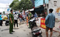 TP.HCM phong tỏa bãi xe 397 Đinh Bộ Lĩnh: Người dân xếp hàng dài chờ nhận hàng