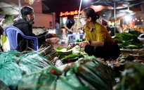 Sát Tết Nhâm Dần: Nửa đêm, người Sài Gòn nườm nượp chợ lá dong để nấu bánh chưng