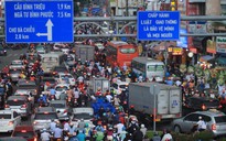 TP.HCM: Hơn 30.000 người ra Bến xe Miền Đông nghỉ lễ 30.4, xe cộ nối dài