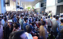 Sân bay Tân Sơn Nhất đông nghẹt người chờ đón Việt kiều về quê ăn tết