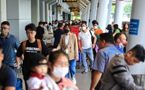 Hàng chục ngàn người ra sân bay Tân Sơn Nhất về quê ăn tết