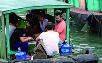 Du lịch 'chui' trên vịnh Hạ Long