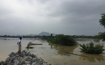 Hà Nội: Đê mới xây đã vỡ, một học sinh đuối nước