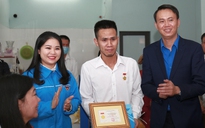Trao tặng Huy hiệu Tuổi trẻ dũng cảm cho 'người hùng' Nguyễn Ngọc Mạnh