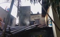 Cháy nhà trong hẻm đường Bến Vân Đồn, TP.HCM
