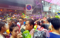 Người Thái ướt sũng, té nước hạnh phúc trong Tết Songkran
