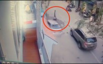 [VIDEO]: Khủng khiếp cảnh người đàn ông lái ô tô tông chết 3 người