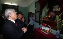 Tổng bí thư Nguyễn Phú Trọng thắp hương tưởng niệm Chủ tịch Hồ Chí Minh