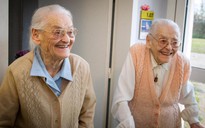 Cặp song sinh 104 tuổi chia sẻ bí quyết trường thọ