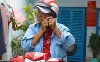 73 tuổi, cụ bà chạy xe ôm kiếm tiền nuôi cháu trai ước mơ thành streamer