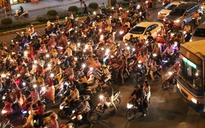 Người Sài Gòn săn hàng giảm giá dịp Black Friday, nhiều tuyến đường ùn tắc