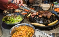 Đi ăn thịt nướng ở Hàn Quốc: Thú vị chuyện chủ quán tặng thêm cho khách Việt