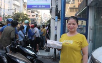 Người Sài Gòn xếp hàng giữa nắng mua khẩu trang y tế đúng giá thời dịch Corona