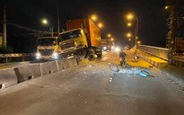 TP.HCM: Tai nạn lúc rạng sáng, xe container trèo dải phân cách