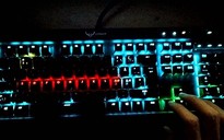 Tái hiện game 'Rắn săn mồi' kinh điển với bàn phím Corsair K70 RGB