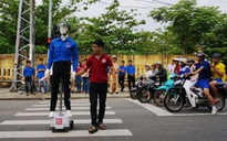 Robot đưa người qua đường