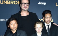 Brad Pitt bị giám sát khi đón Giáng sinh bên con