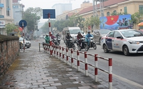 Lắp barie ngăn xe máy leo vỉa hè tại Hà Nội: Người ủng hộ, người lo lắng