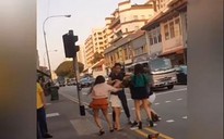 Nóng trên mạng xã hội: 4 cô gái hỗn chiến ở Singapore, làm xấu hình ảnh Việt Nam