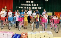 Tặng sách vở, xe đạp cho học sinh nghèo