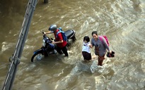 Triều cường đạt đỉnh, người Sài Gòn chật vật giữa 'biển nước' giờ tan tầm