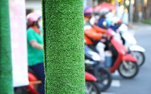 Lý giải nguyên nhân ốp cột điện bằng thảm cỏ nhựa ở quận 5