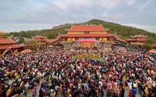 Hàng vạn người trẩy hội chùa Ba Vàng
