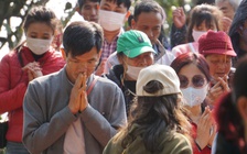 Du khách nườm nượp viếng thăm huyệt đạo trên đỉnh Ngàn Nưa