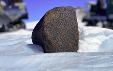 Tìm thấy thiên thạch ‘khủng’ chứa vật chất hàng tỉ năm ở Nam Cực