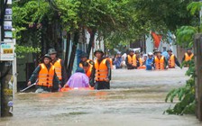 Miền Trung di dân khỏi vùng ngập lụt, sạt lở