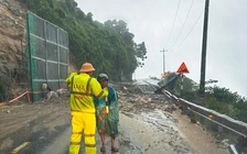 Mưa lũ miền Trung: Đèo Hải Vân sạt lở nghiêm trọng, nhiều địa phương ngập sâu