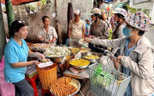 Khách vây kín quán bán món chay chỉ 6 ngày/tháng: 'Mua ăn ngày 3 bữa luôn'