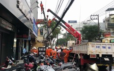 Hú vía vì trụ điện trung hạ thế ở TP.HCM nghiêng vào nhà dân