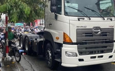 Gặp tai nạn trên đường đi làm, mẹ tử vong, con gái lọt dưới gầm xe