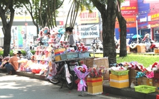 Người bán hàng hoa bó than ế ẩm trong ngày 20.10