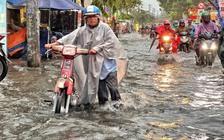 Mưa to ở TP.HCM: Đường ngập nước lênh láng, nhiều người chật vật dẫn xe chết máy