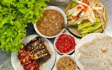 Bò lá lốt 'đường tàu' 80.000 đồng/phần ở TP.HCM: Dù trong hẻm nhưng 3 mẹ con bán luôn đông khách